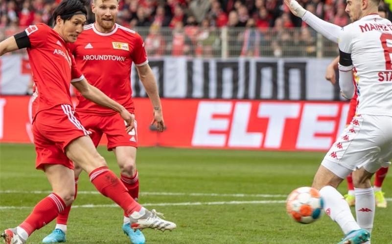 Genki Haraguchi (l) trifft zum 1:0 für den 1. FC Union. Foto: Andreas Gora/dpa