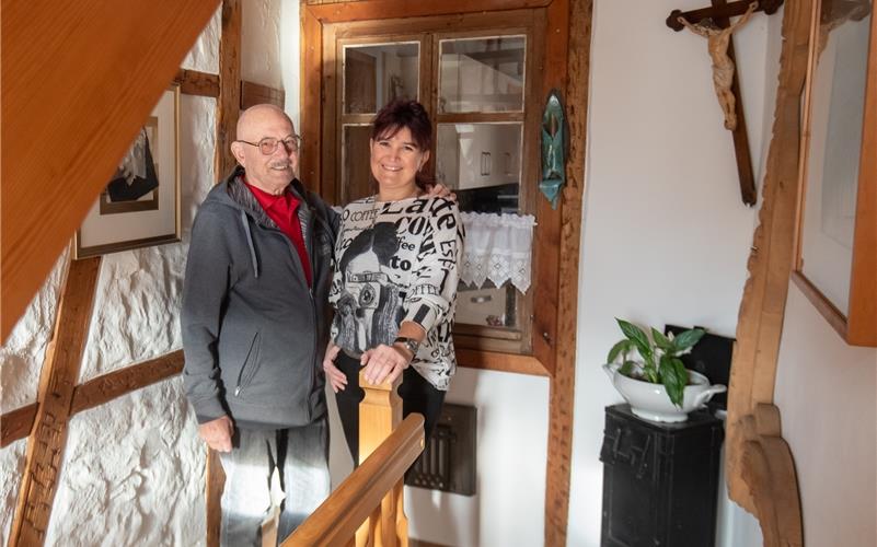 Georg Geisenhof, Initiator der Kunstausstellungen im Mötzinger Rathaus, übergibt diese Aufgabe nun an seine Tochter Patricia Dalm-Reubel. GB-Foto: Vecsey