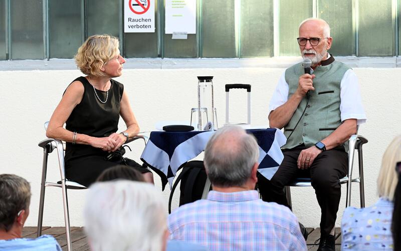 George B. Wenzel stellte bei einer Lesung seinen Roman und seinen Arbeitsprozess vor. GB-Foto: Holom