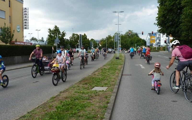 Gerade die Kinder auf ihren kleinen Fahrrädern traten kräftig in die Pedale und zeigten damit, wie wichtig das Fahrrad für ihre Mobilität ist. GB-Fotos: gb
