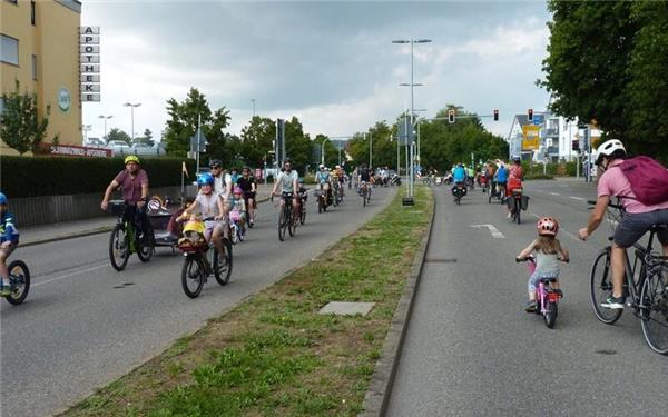 Gerade die Kinder auf ihren kleinen Fahrrädern traten kräftig in die Pedale und zeigten damit, wie wichtig das Fahrrad für ihre Mobilität ist. GB-Fotos: gb
