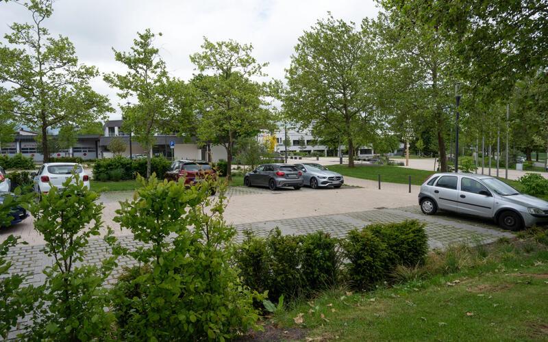 Geradezu idyllisch wirkt der Parkplatz beim Rathaus auf diesem Foto aus dem Mai vergangenen Jahres. Es entstand am Tag nach der Schießerei. GB-Foto: Vecsey