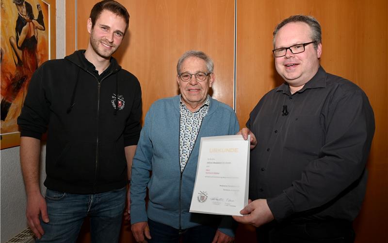 Gerhard Mäder (Mitte) wird durch den Vereinsvorsitzenden Thorsten Marohn (rechts) und Stellvertreter Tim Liewer für 60 Jahre aktive Mitgliedschaft geehrt. GB-Foto: Holom