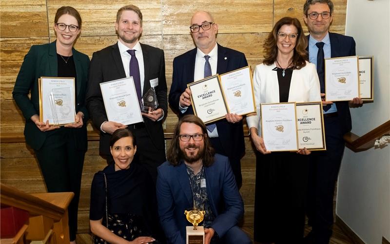 Freude über „goldenen Kompass 2023“ Gerhard Nölly vom Ringhotel Gasthof Hasen in Herrenberg (vorne mit Pokal) inmitten aller Preisträger.GB-Foto: Ringhotels
