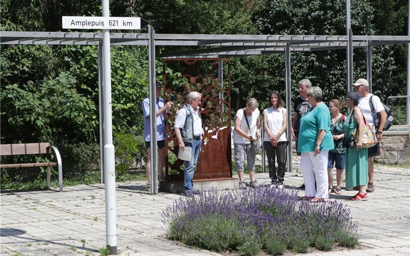 Gerhardt Kauffeldt führt eine Gruppe durch den Ort (hier am Partnerschaftsplatz) GB-Foto: Bäuerle