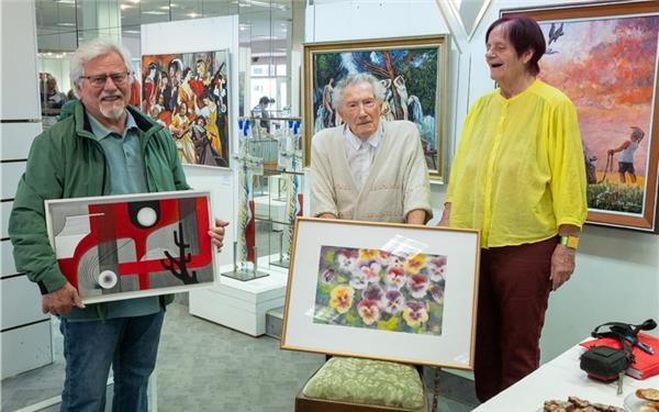 Gerhardt Saier (90 Jahre, vom Kunstverein Herrenberg), Gastkünstler Roman Richter (94 Jahre) und Margrit Seeger (83 Jahre, ebenfalls vom Kunstverein Herrenberg, von links) stellen mit sieben anderen betagten Hobbykünstlern bis 18. Oktober im „KunstWerk“ in der Ausstellung „Ü80 – Kunst kennt kein Alter“ Gemälde, Collagen und Skulpturen aus verschiedenen Materialien aus. GB-Foto: Vecsey