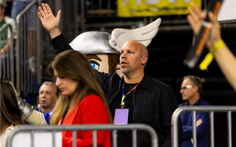 Geschäftsführer Axel Kromer im Hintergrund am Spielfeldrand beim DHB-Final-Four-Spiel der HBW Balingen-Weilstetten gegen MT Melsungen. GB-Foto: Eibner/Oliver Schmidt