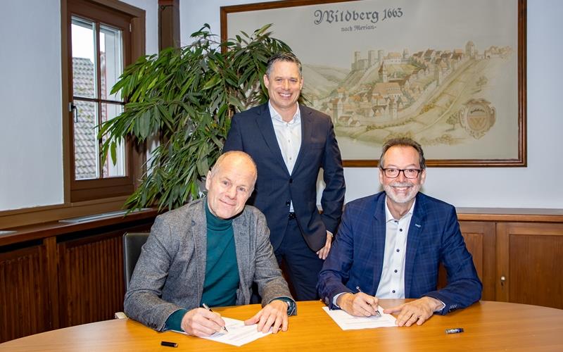 Geschäftsführer Joachim Marquardt (links) und Bürgermeister Ulrich Bünger bei der Vertragsunterzeichnung. GB-Foto: Geisel