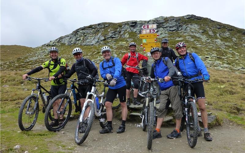 Geschafft: Die Hausemer Hobbybiker auf dem Schweizer Tomülpass bei Vals in 2412 Metern Höhe.GB-Fotos: gb