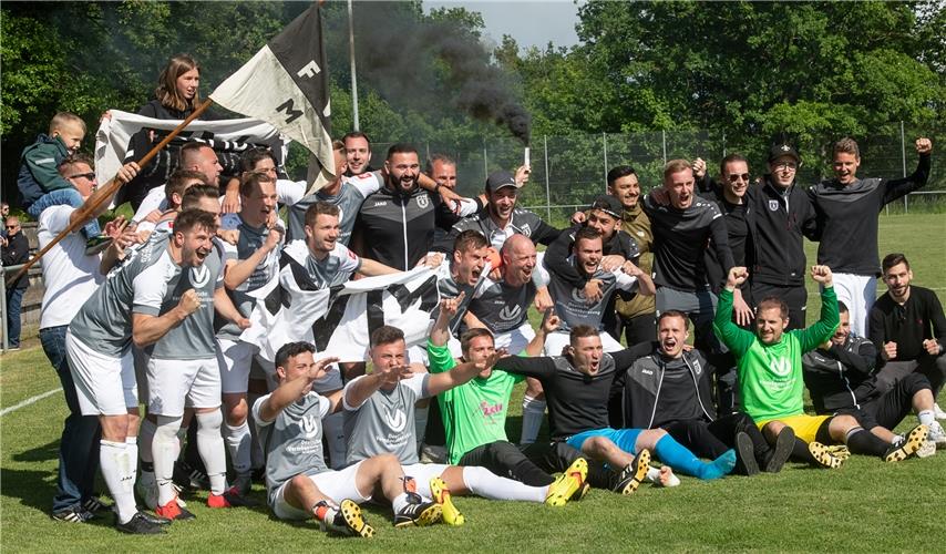 „Trainer und Spieler haben an den Sieg geglaubt“ Geschafft: Nach einer Abwehrschlacht sondersgleichen feiert der FV Mönchberg den 2:1-Sieg in Deufringen und steigt in die Kreisliga A2 auf. GB-Foto: Schmidt