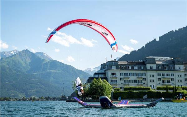 Geschafft: Nach zehn Tagen, sechs Stunden und 36 Minuten landet Samuel Tanner auf dem Floß. GB-Fotos: Adi Geisegger