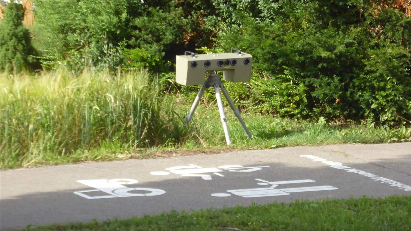 Geschwindigkeitsmessung von Fußgängern, Radfahrer und Treckern in Rohrau. Fotogr...