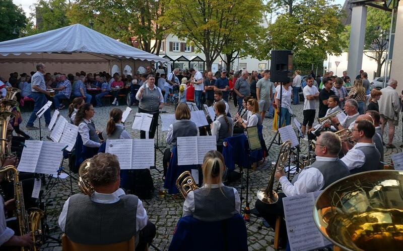 Geselliges Miteinander bei der Tailfinger Brunnenhocketse