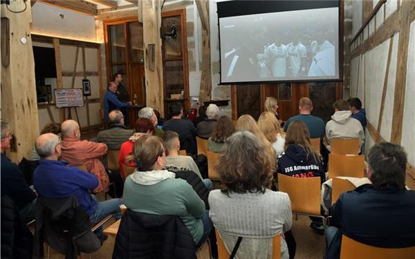 Gespannt verfolgt das Reustener Fachpublikum die Auszeit der deutschen Nationalmannschaft. GB-Foto: Gebhardt