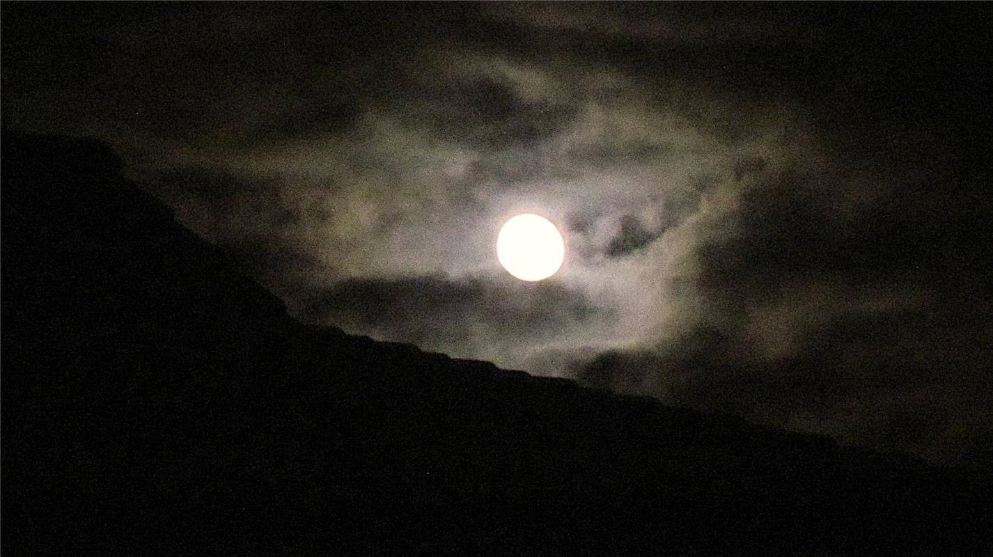 Gespenstischer Himmel am Nikolausabend.  Von Frank Winter aus Nebringen.