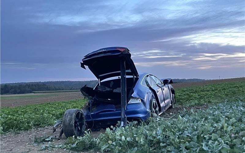 Audi überschlägt sich bei Deckenpfronn und landet in einem Acker Gestern Abend: Audi überschlägt sich und landet in einem Acker