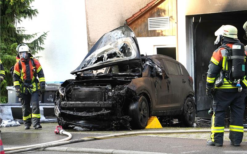 Großeinsatz der Feuerwehr am Montagabend im Haslacher Ortskern nach Autobrand in Garage Gestern Abend: Großeinsatz der Feuerwehr im Haslacher Ortskern nach Autobrand in Garage