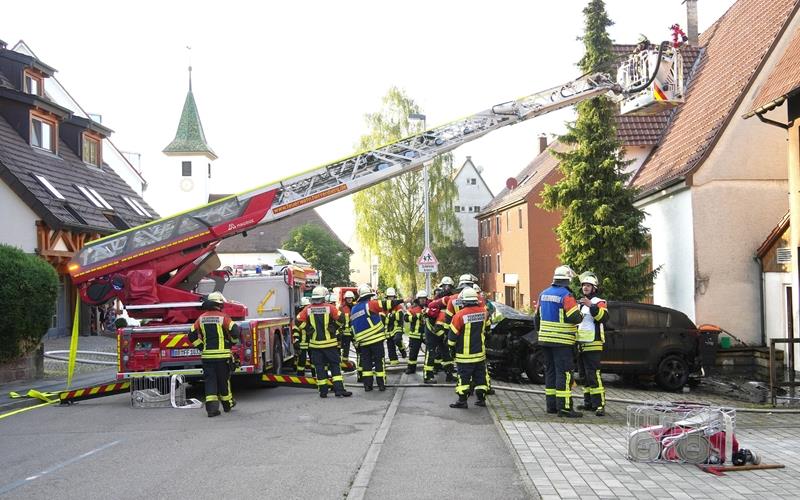 Großeinsatz der Feuerwehr am Montagabend im Haslacher Ortskern nach Autobrand in Garage Gestern Abend: Großeinsatz der Feuerwehr im Haslacher Ortskern nach Autobrand in Garage