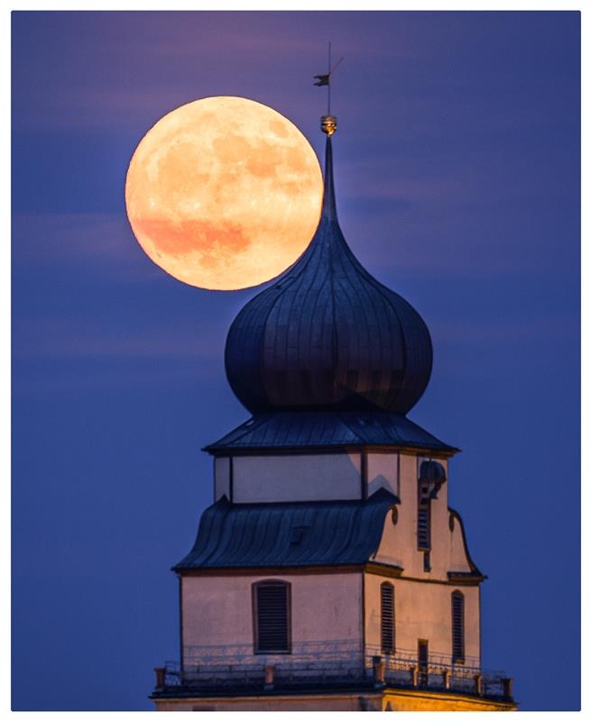 Gestern Abend bei Mondaufgang in Herrenberg. Der Erdbeermond zeigte sich hinter ...
