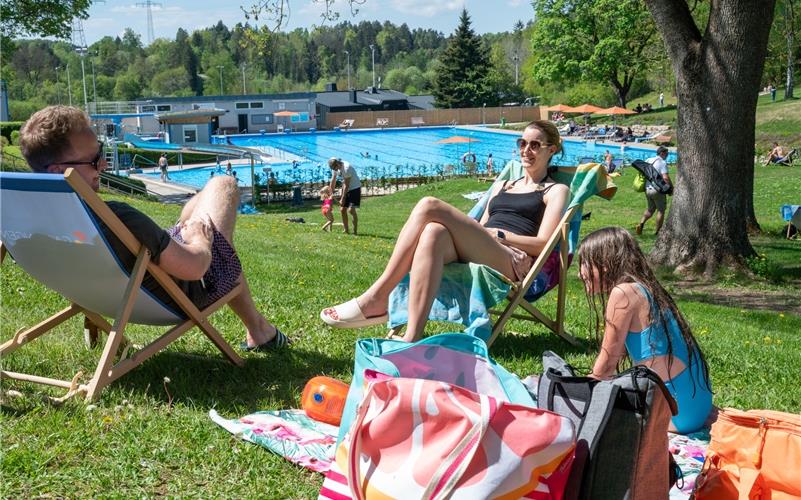 Gestern im Gärtringer Freibad: Familie Kanz genießt das Ambiente bei sommerlichen Temperaturen.GB-Foto: Vecsey
