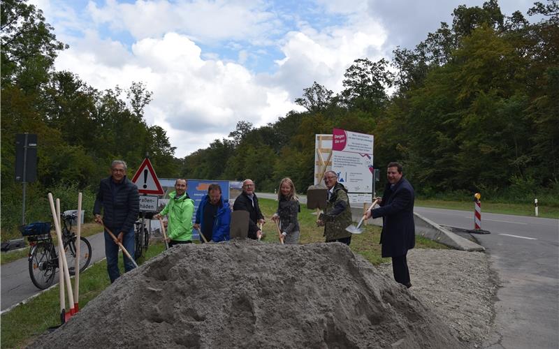 Gestern war der Spatenstich für den Radschnellweg zwischen Böblingen und Ehningen mit (von links): Ehningens Bürgermeister Claus Unger, Böblingens OB Dr. Stefan Belz, ADFC-Sprecher Peter Grotz, Minister Winfried Herrmann, Landtagsabgeordnete Thekla Walker, Landrat Roland Bernhard und Gärtringens Bürgermeister Thomas Riesch GB-Foto: Nüßle