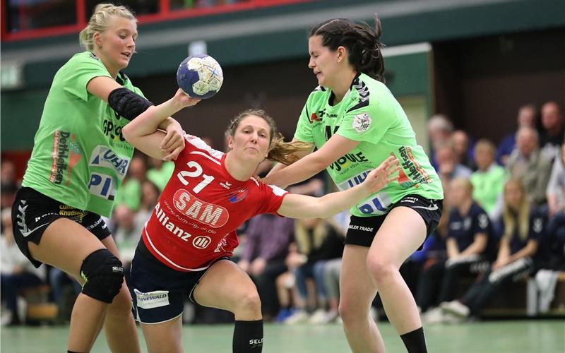 Nur die ersten 20 Minuten mitgehalten Gestoppt wird SG-Angreiferin Saskia Putzke (am Ball) in dieser Szene von Janne Lotta Woch und Hanna Klingenberg (rechts)GB-Foto: Eibner