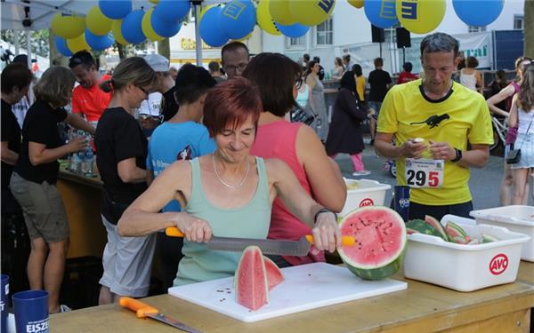 Getränke und verschiedene Sorten Obst stehen bereit, um die Sportler mit Energie zu versorgenGB-Foto: Bäuerle