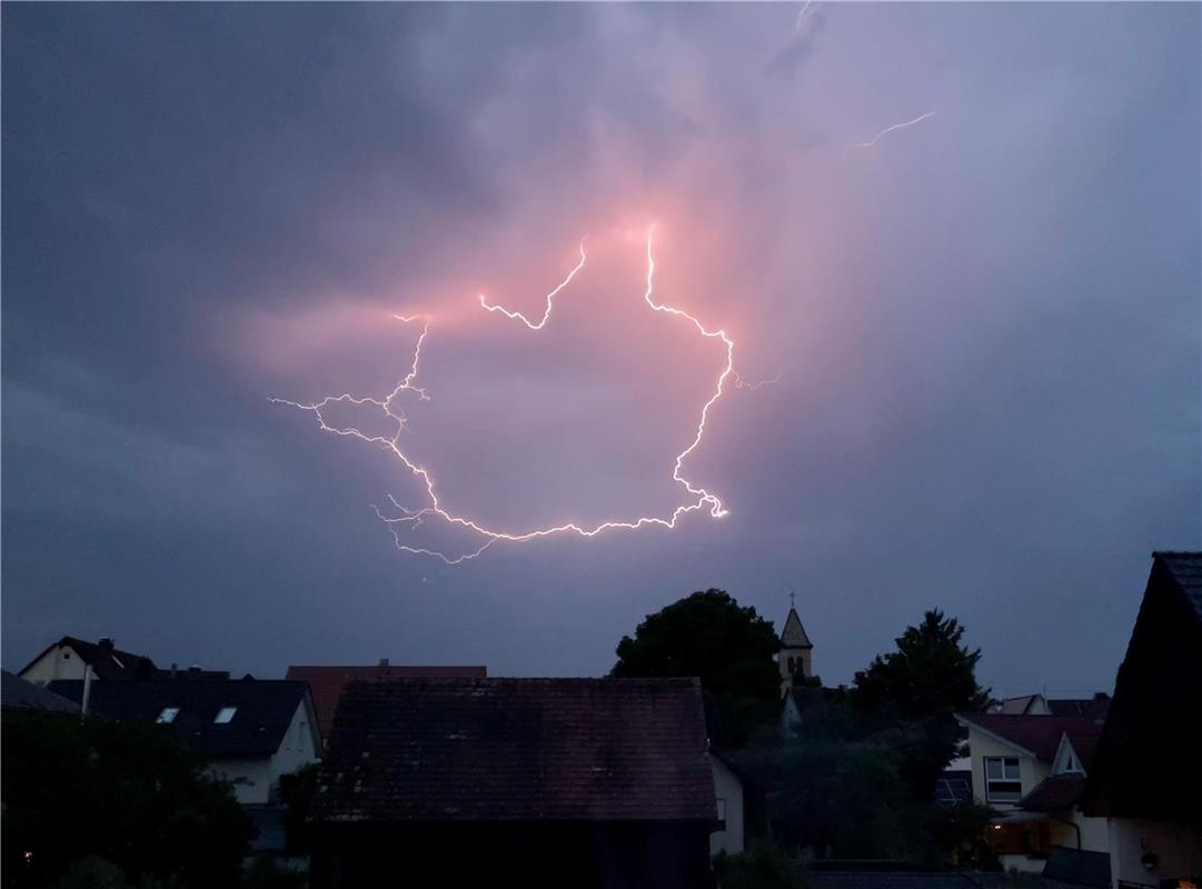 Gewitter am 11.07.23, Blick über die Unterjettinger Michalskirche Richtung Weste...