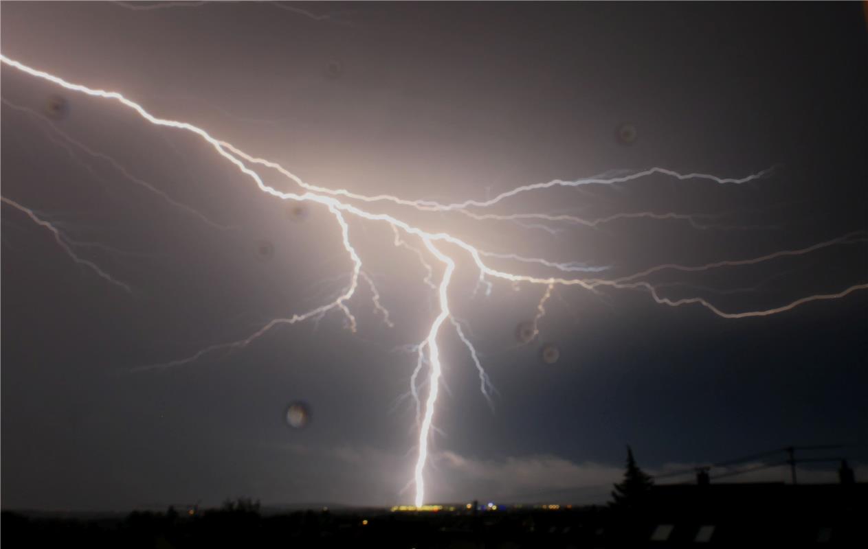 Gewitter am 24.08. mit Einschlag irgendwo Richtung Ergenzingen. Von Uwe Siehler ...