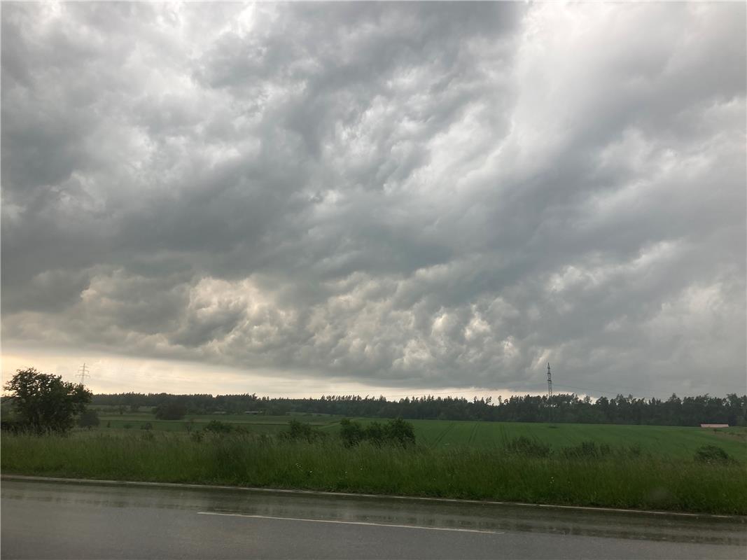 Gewitter mit Blick von Mötzingen nach Jettingen, eingereicht von Natalie Hujber....