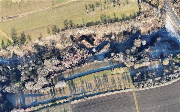 Gezielte Gehölzentnahmen schufen im „Unteren Buchgraben“ wertvollen Lebensraum (das kleine Bild zeigt ihn vorher). GB-Fotos