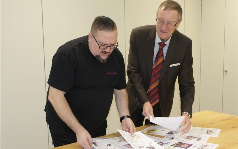 Für das Engagement gibt es einen Nachschlag Gino Costanza (links) und Landrat Roland Bernhard brüten über den49 Kandidatendes Jahres 2019 GB-Foto: Bäuerle