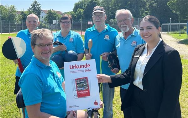 Gisbert Faubel (Ehrenpräsident und Leitung Sportabzeichen beim TSV Gärtringen, vorne links) und Nilay Deli (Leiterin des Kreissparkassen-Beratungs-Centers in Gärtringen, vorne rechts) freuen sich gemeinsam mit Helmut Hornikel, Susanne Löhnert, Bernd Bäuerle und Helmut Schmidt (hinten von links). GB-Foto: gb
