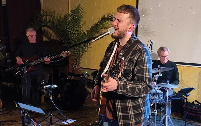 Gitarrist Jan Sinapius ist der Hauptsänger von Full Moon Fever, die sich aus Souled Out gebildet haben. GB-Foto: Straub