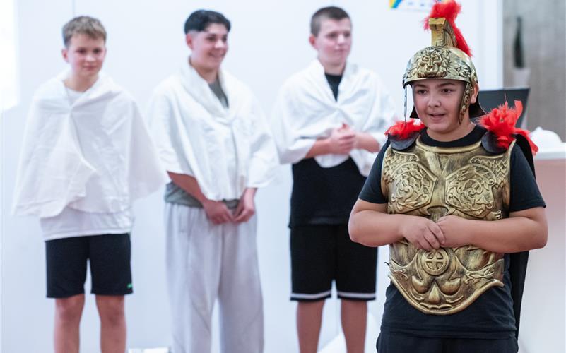 Gladiatoren stellen sich beim Projekt der Sechstklässler der Entringer Gemeinschaftsschule vor und kämpfen. GB-Foto: Vecsey