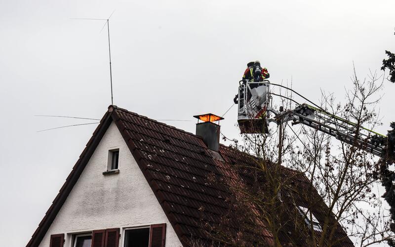 Glanzruß in einem Kamin sorgte am Freitag für einen mehrstündigen Feuerwehreinsatz. GB-Foto: SDMG/Dettenmeyer