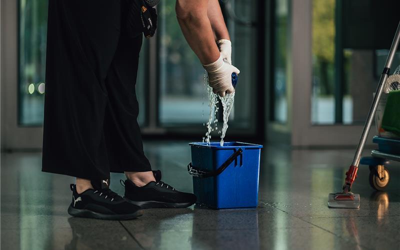 Glatte 15 Euro – das ist der neue Stundenlohn, den Gebäudereinigungskräfte ab jetzt mindestens verdienen müssen, so die IG BAU Nordwürttemberg. GB-Foto: gb