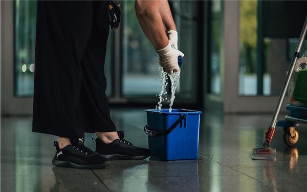 Glatte 15 Euro – das ist der neue Stundenlohn, den Gebäudereinigungskräfte ab jetzt mindestens verdienen müssen, so die IG BAU Nordwürttemberg. GB-Foto: gb