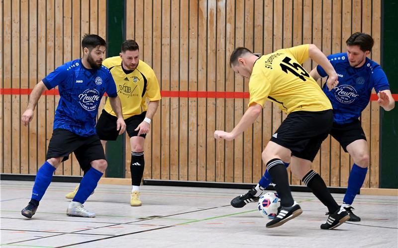 Gleich im ersten Spiel blieb die SG Gäufelden (rechts mit Spielertrainer Pascal Buyer) an Deckenpfronn mit Ronny Reifenstein (Nr. 15) hängen, im Hintergrund lauerte SVD-Filigrantechniker Timo Schwarz auf einen Abpraller. Der SVD gewann klar mit 5:0.GB-Foto: Holom