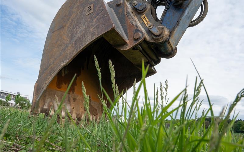 Gleich nach dem Spatenstich für die Erschließung legte der Mötzinger Gemeinderat den Quadratmeterpreis für kommunale Bauplätze im Baugebiet „Röte II“ auf 450 Euro fest.  GB-Foto: Vecsey