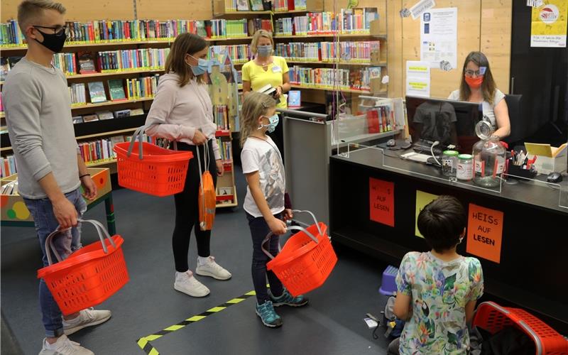 150 neue Bücher für die Sommeraktion Gleich zum Auftakt registrierten sich 40 Kunden für „Heiß auf Lesen“ GB-Foto: Priestersbach