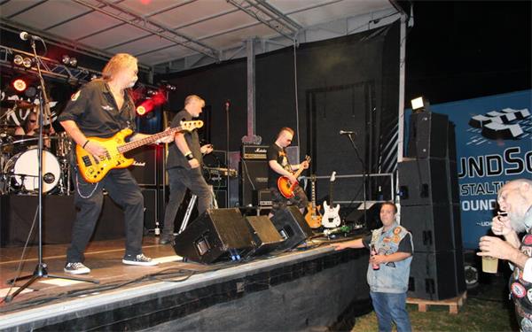 Gleich zwei Bands spielten beim Motorradtreffen der Motorradfreunde Schönbuch. Hier konzertiert die Stuttgarter Band „Rough ʼnʼ Rude“. Zudem spielte bis circa 1 Uhr nachts die Band „Schreyner“. GB-Foto: Baum