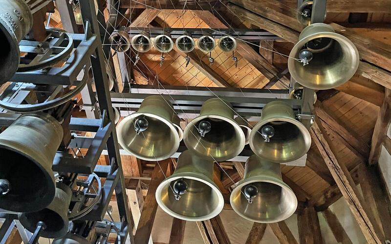 Glockenhell schallte es vom Turm herab in den umliegenden Kirchhof. GB-Foto: gb