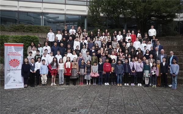 Glücklich nehmen die jungen Teilnehmer ihre Preise und Urkunden entgegen und stehen für ein Foto parat.GB-Foto: Heiden