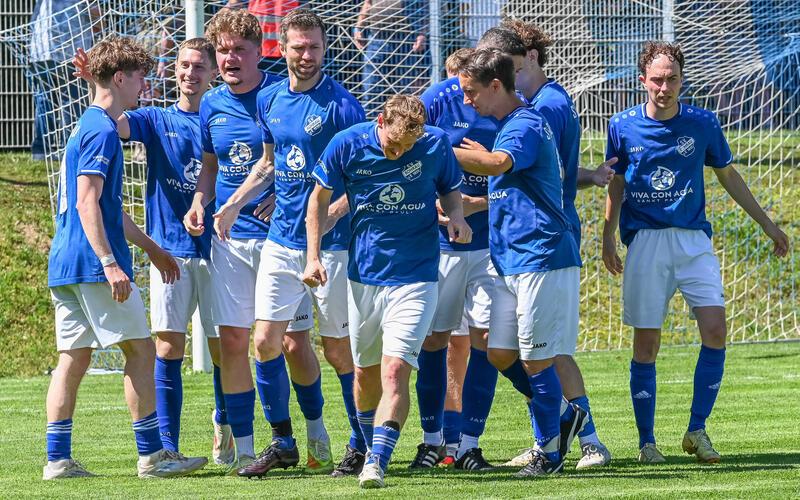 Glückwunsch an den Doppel-Torschützen Tobias Kamm (links): Der SV Rohrau hat in Oberjesingen überzeugend die erste Relegationshürde genommen. GB-Foto: Vecsey