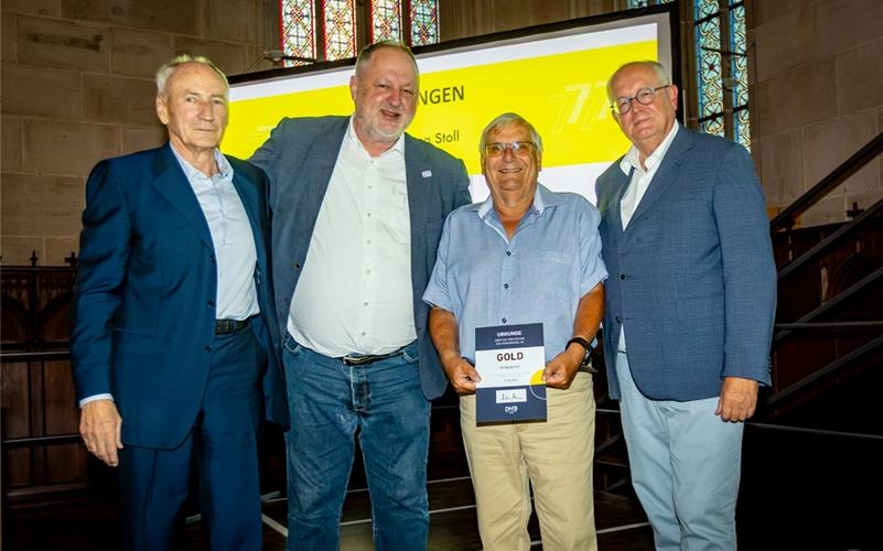 Goldene DHB-Ehrennadeln für Hans Artschwager und Wolfgang Stoll (von rechts), überreicht von DHB-Präsident Andreas Michelmann und dem HVW-Ehrenpräsidenten Bernhard Bauer (links). GB-Foto: Lau