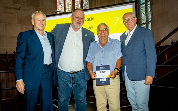 Goldene DHB-Ehrennadeln für Hans Artschwager und Wolfgang Stoll (von rechts), überreicht von DHB-Präsident Andreas Michelmann und dem HVW-Ehrenpräsidenten Bernhard Bauer (links). GB-Foto: Lau