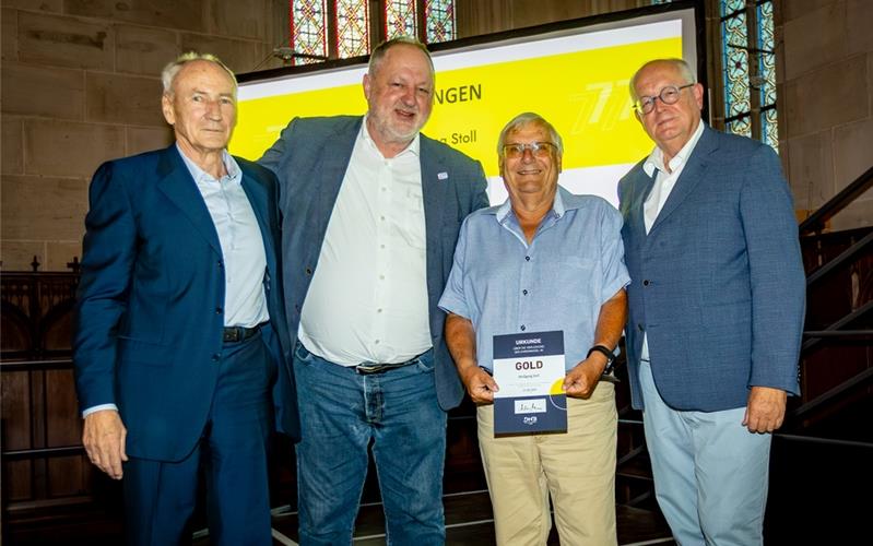 Goldene DHB-Ehrennadeln für Hans Artschwager und Wolfgang Stoll (von rechts), überreicht von DHB-Präsident Andreas Michelmann und dem HVW-Ehrenpräsidenten Bernhard Bauer (links). GB-Foto: Lau