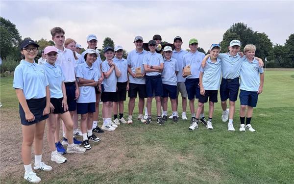 Golf – Die 18-Loch-Jugendmannschaft des Golfclubs Domäne Niederreutin hat gegen zwei starke Konkurrenten den Gruppensieg beim Jugendmannschaftspokal errungen und sich für das BWGV-Finale im September qualifiziert. Die Spannung am letzten von drei Spieltagen in Bad Liebenzell war groß, lagen doch alle drei Teams punktgleich beieinander. Auf dem anspruchsvollen Platz zeigten die Flying Eagles, was in ihnen steckt. Mit dem nötigen Quäntchen Entschlossenheit, hervorragenden Einzelergebnissen und einem stabilen Teamergebnis gelang es der 18-Loch-Mannschaft, sich gegen die Konkurrenz des GC Schönbuch und des Gastgebers durchzusetzen. Die 9-Loch-Mannschaft beendete den dritten Spieltag als Tagessieger und belegte in der Gesamtwertung ihrer Gruppe hinter den Füchsen des GC Schönbuch den zweiten Platz. Die Erfolge der Jugendmannschaften aus Bondorf sind eine Bestätigung der engagierten Jugendarbeit im Club. Die Flying Eagles präsentierten sich über alle Spieltage hinweg als motivierte Einheit, die auch mit Drucksituationen umgehen kann. Für die 18-Loch-Mannschaft (Captain: Michael John) haben gespielt: William Bahm, Christopher Berta, Franziska Rufina Hergel, Max Hahn, Maximilian Yannick Hertkorn, Dominik John, Tom Kammler, Noah Kehl, Julius Kipar, Jan Knapp, Samuel Kohn, Lenny Mayer, Theo Riedel, Paul Maximilian Scheffler und Cedrik Wacker. Zur 9-Loch-Mannschaft (Captain: Thomas Renz) gehörten Paul Antkowiak, Moritz Binder, Fredrik Clausen, Finn Dolinsky, Pauline Flubacher, Jonas Herrmann, Laura Herrmann, Ein Oh, Ian Oh, Hanna Renz, Oskar Riedel, Marie-Luisa Schmidtke, Janick Schnorr und Ron-Emil Zhang. tv/GB-Foto: gb