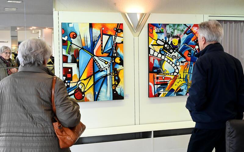 „Grenzenlos“ ist die Ausstellung überschrieben, die derzeit im „KunstWerk“ zu sehen ist. GB-Foto: Holom